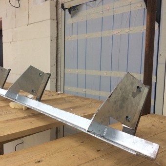 Steel bracket for stone cladding