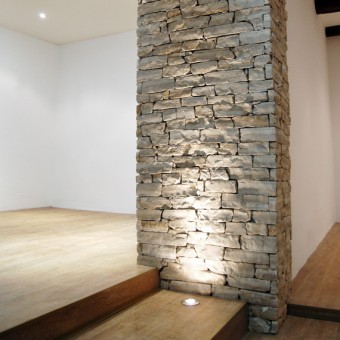 Stone wall cladding in interior - White Essence